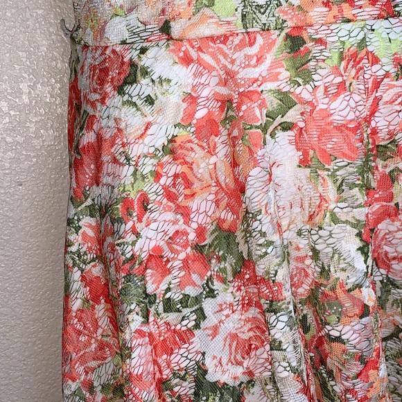 GABBY SKYE retro floral lace dress, sleeveless, white base Back zip. 12 - Picture 9 of 17